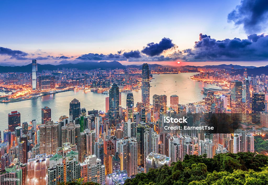 Vista della città di Hong Kong dalla vetta all'alba - Foto stock royalty-free di Hong Kong