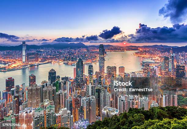 Vista Della Città Di Hong Kong Dalla Vetta Allalba - Fotografie stock e altre immagini di Hong Kong