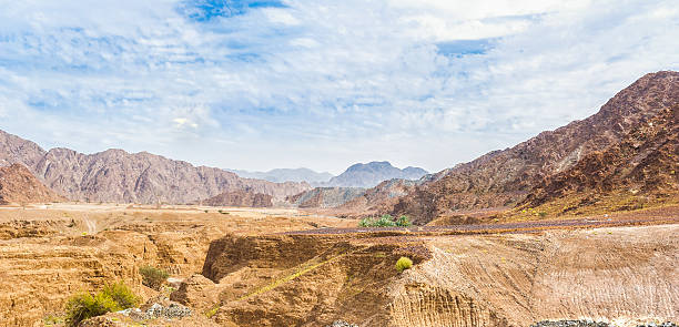 Desert landscape with mountains Desert landscape with mountains in the background in the UAE fujairah stock pictures, royalty-free photos & images