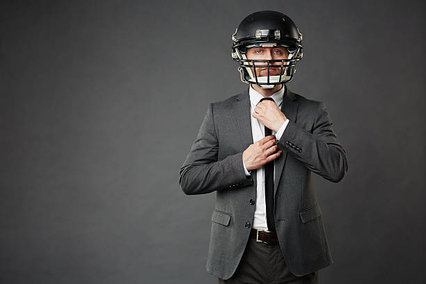 przygotowanie do gry - football sports helmet american football football helmet zdjęcia i obrazy z banku zdjęć