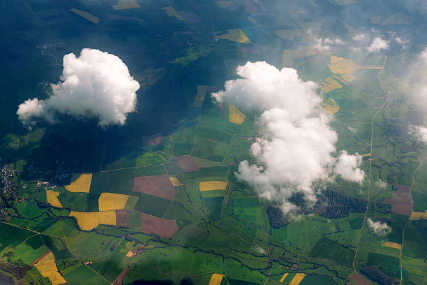 パリ、フランスの前にフランスの田舎の空中写真 - white cloud mountains ストックフォトと画像