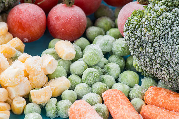 冷蔵庫内冷凍野菜  - ingredient broccoli cherry tomato carrot ストックフォトと画像