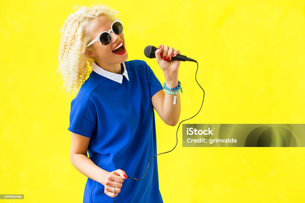 Frau singt im Mikrofon  - Lizenzfrei Singen Stock-Foto
