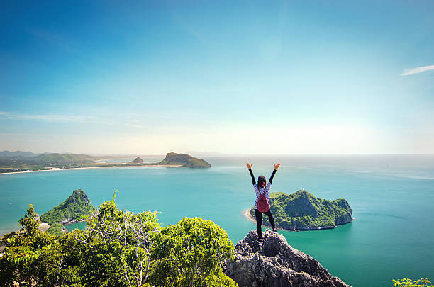 フリーダム旅行者 - mountain looking at view beach cliff ストックフォトと画像