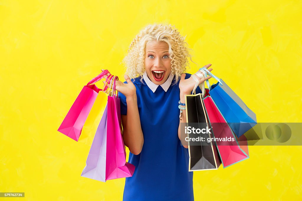 Aufgeregt Frau mit Einkaufstüten - Lizenzfrei Einkaufen Stock-Foto