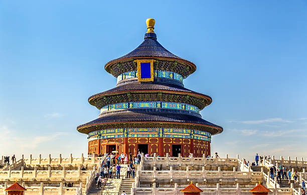 la salle de prière pour de bonnes récoltes à pékin - beijing temple of heaven temple door photos et images de collection