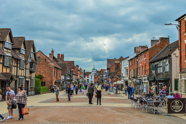 stratford-upon-avon english city paisaje y horizonte, cielo nublado y turistas - tudor style house residential structure cottage fotografías e imágenes de stock