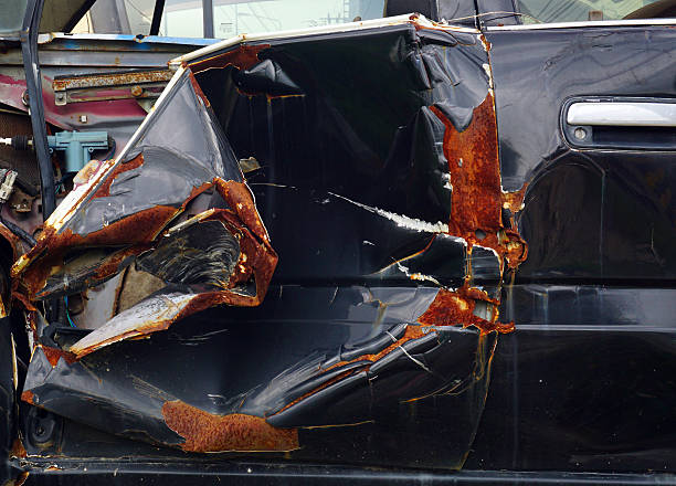 абстрактная поверхность тела старого аварийного автомобиля и rust. - metal rust fungus paint cracked стоковые фото и изображения