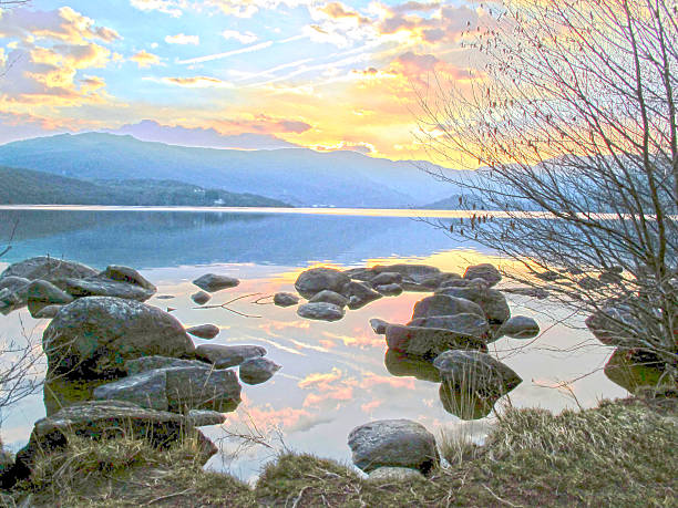 Pôr do sol sobre o lago - fotografia de stock