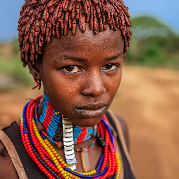 junge frau von hamer tribe, äthiopien, afrika - hamer woman stock-fotos und bilder