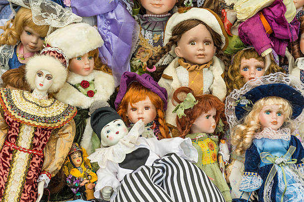 vendita di vecchie bambole in un mercato delle pulci - doll foto e immagini stock