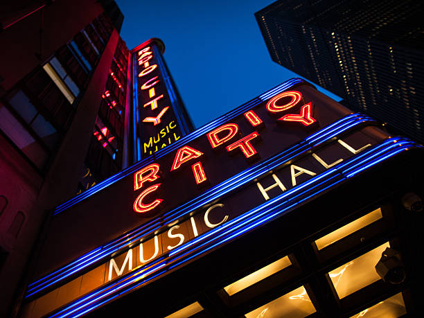 night upward view of radio city music hall neon sign - national concert hall imagens e fotografias de stock