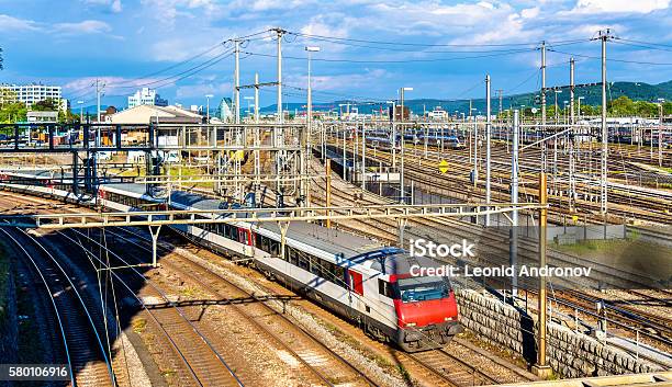 Zug Am Sbbbahnhof Basel Stockfoto und mehr Bilder von Eisenbahn - Eisenbahn, Pendler, Schweiz