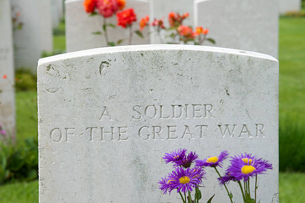 могильный камень неизвестного солдата первой мировой войны - flanders war grave war memorial стоковые фото и изображения