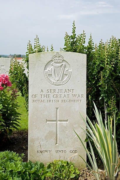 надгробие неизвестного ирландского сержанта времен первой мировой войны - flanders war grave war memorial стоковые фото и изображения