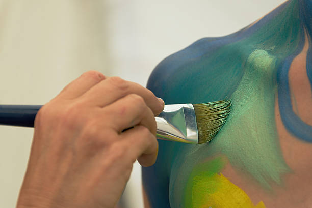 bodypainting in bearbeitung - body painting stock-fotos und bilder
