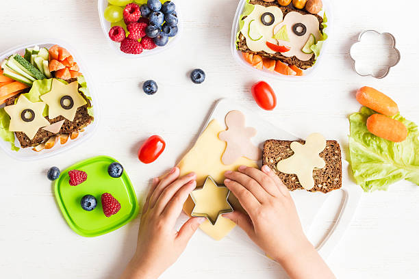 lonchera escolar para niños. cocción. manos de niño. eny desesca llano - bento fotografías e imágenes de stock