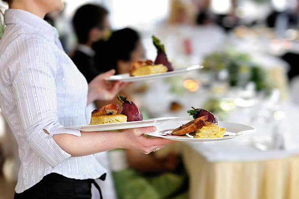 kellnerin trägt drei platten - restaurant waiter food serving stock-fotos und bilder