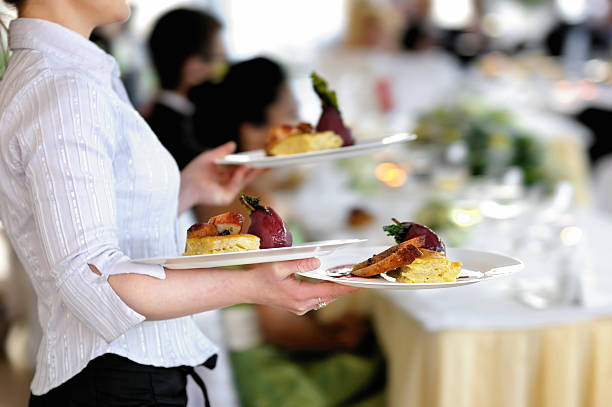 garçonete está carregando três pratos - restaurant waiter food serving - fotografias e filmes do acervo