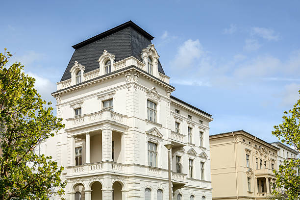 fassade einer klassischen villa in der stadt - jugendstil villa stock-fotos und bilder