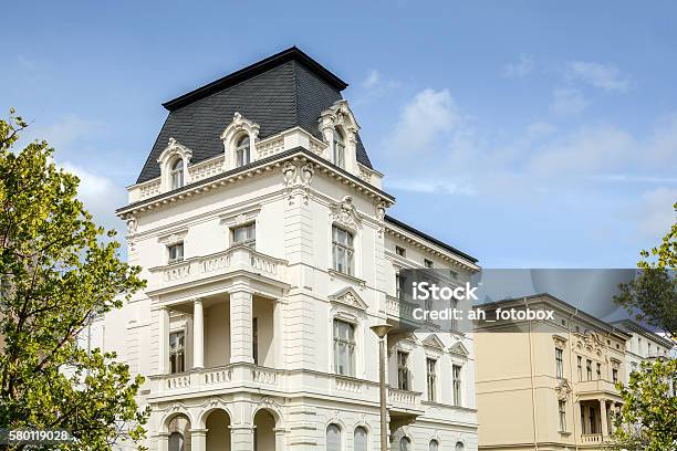 Photo libre de droit de Façade Dune Villa Classique Dans La Ville banque d'images et plus d'images libres de droit de Villa - Villa, Maison, Architecture