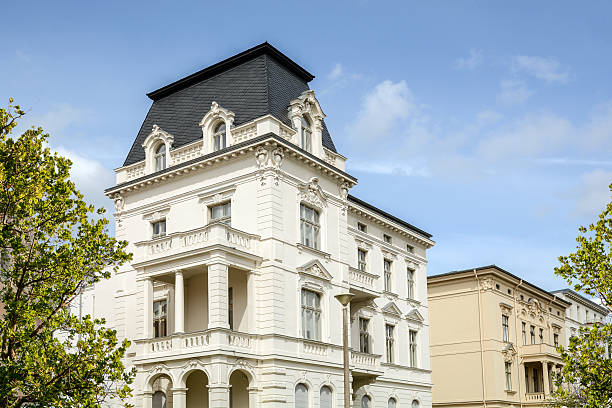 фасад классической виллы в городе - neo classical architecture стоковые фото и изображения