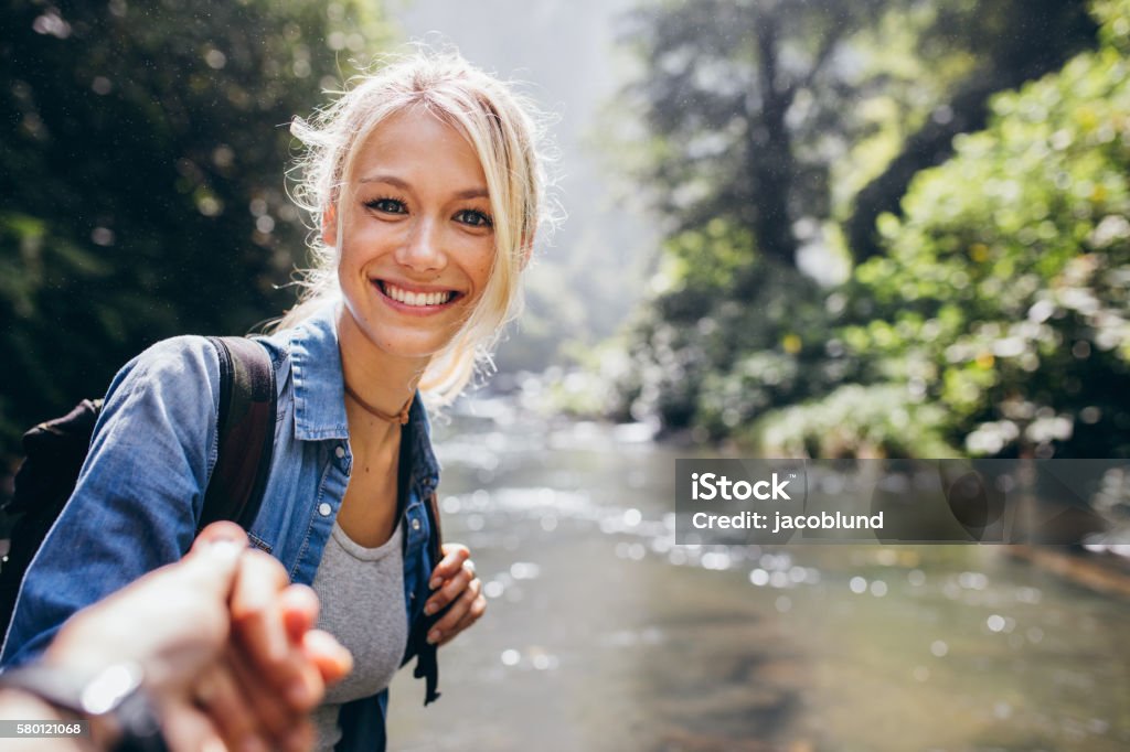 Frau genießt eine Wanderung in der Natur mit ihrem Freund - Lizenzfrei Wandern Stock-Foto