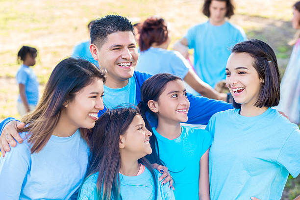 istock Family enjoys helping with community clean up 580121432