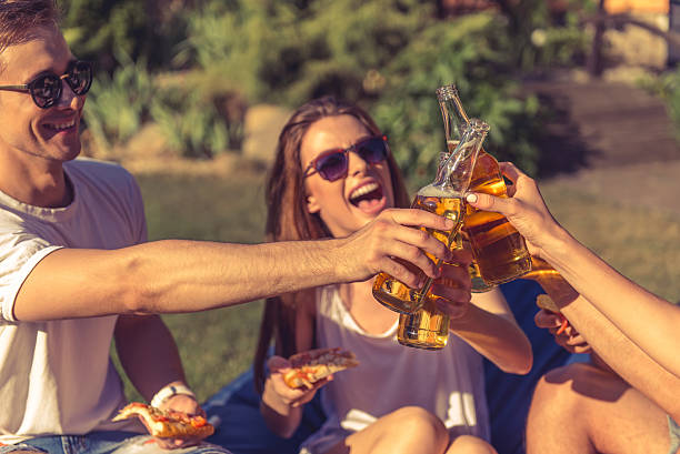 giovani che riposano all'aperto - giardino di birra foto e immagini stock