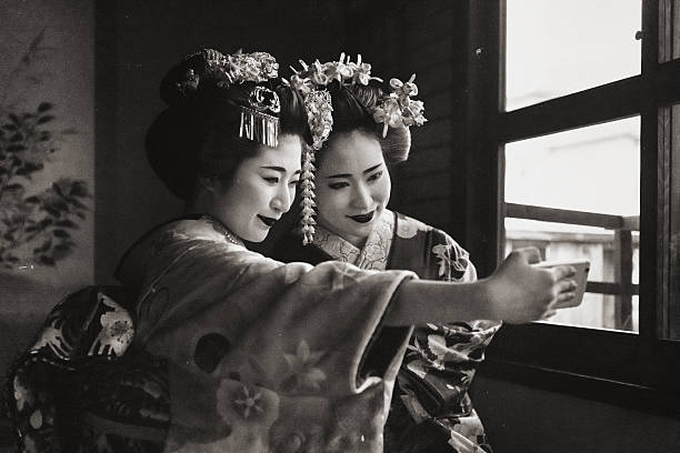 Maiko girls taking selfie Maiko girls taking selfie modern geisha stock pictures, royalty-free photos & images