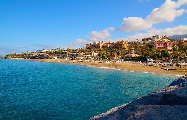 vista sulla spiaggia di el duque a costa adeje, tenerife. - sky travel destinations tourism canary islands foto e immagini stock