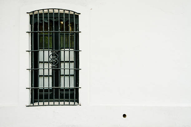 ventana colonial con celosía de herrería en argentina - barred windows fotografías e imágenes de stock