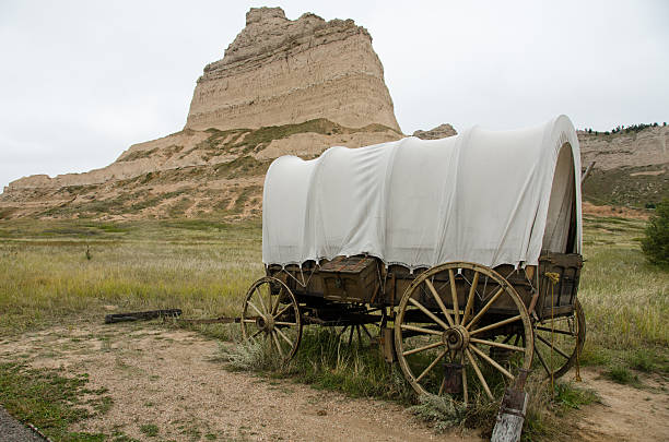 스콧 블러프 국립 기념물 왜건 - nebraska the oregon trail covered wagon landscape 뉴스 사진 이미지