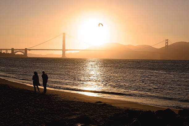 Pareja en la playa de San Francisco al atardecer - foto de stock