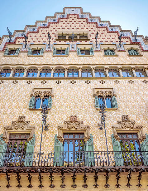 la fachada de la casa amatller en barcelona - cadafalch fotografías e imágenes de stock