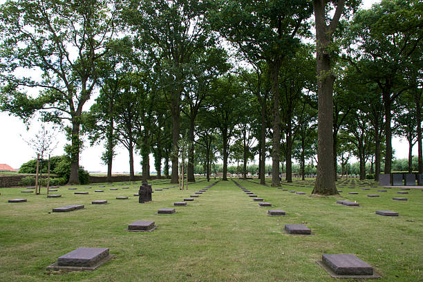 немецкое военное кладбище лангемарк, бельгия - flanders war grave war memorial стоковые фото и изображения