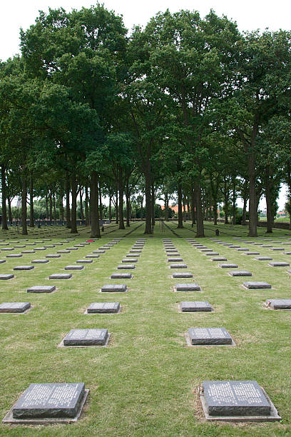 немецкое военное кладбище лангемарк, бельгия - flanders war grave war memorial стоковые фото и изображения