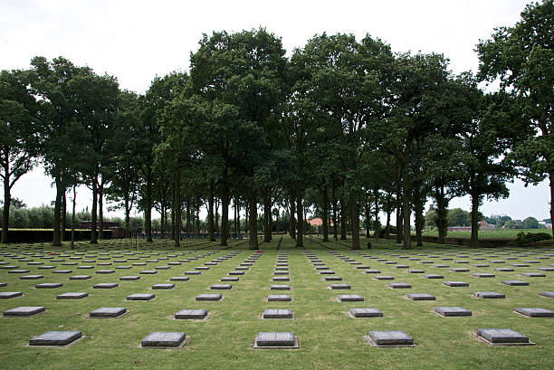 немецкое военное кладбище лангемарк, бельгия - flanders war grave war memorial стоковые фото и изображения