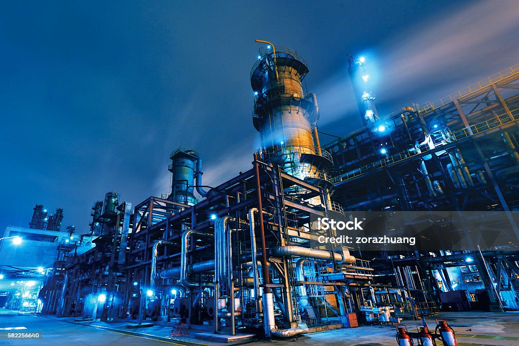 Refinería de petróleo, planta química y petroquímica - Foto de stock de Industria libre de derechos