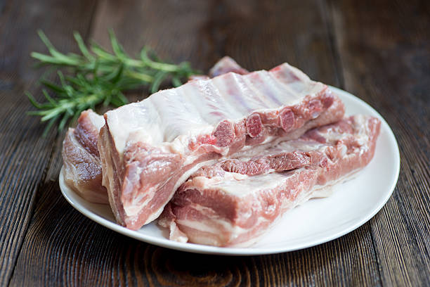 close up carne cruda de costilla de cerdo en plato blanco - rubbing spice rib barbecue fotografías e imágenes de stock