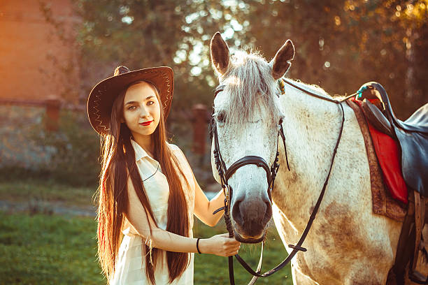 la chica en el sombrero en el caballo - cowboy blue meadow horizontal fotografías e imágenes de stock