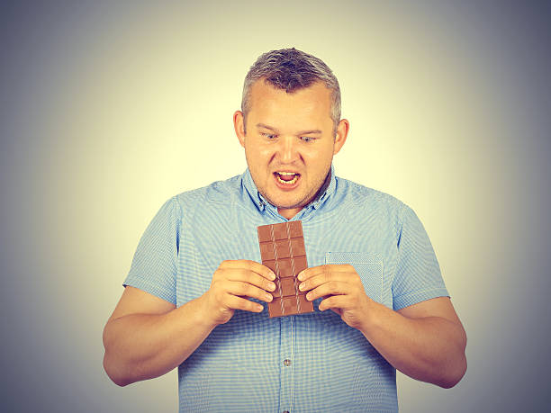 배부른 남자 바램 에서 물다 초콜릿. - eating disorder bulimia gag weight 뉴스 사진 이미지