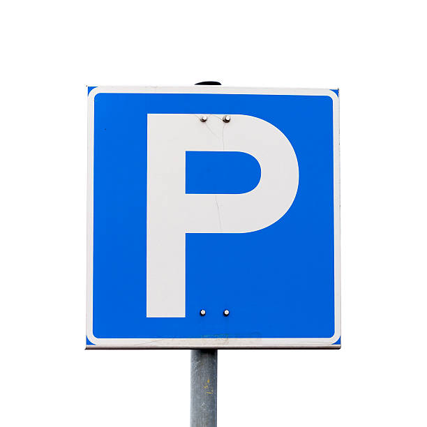 blaues quadratisches parkschild auf weiß isoliert - parking lot parking sign sign letter p stock-fotos und bilder