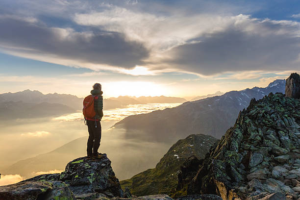 excursionista en las montañas disfrutar del amanecer - mountain men climbing people fotografías e imágenes de stock