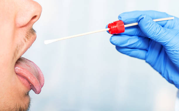 doctor test spécimen biologique - doctor patient male tongue depressor photos et images de collection