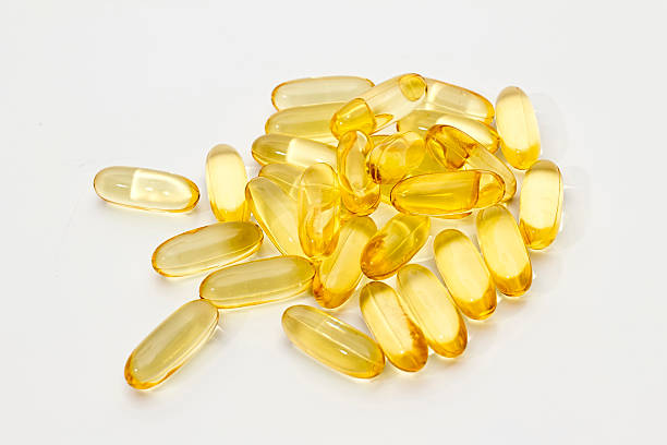 olej z ryb na białym tle - vitamin pill nutritional supplement capsule lecithin zdjęcia i obrazy z banku zdjęć