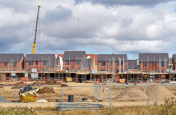 newly built homes - house housing development uk housing problems imagens e fotografias de stock