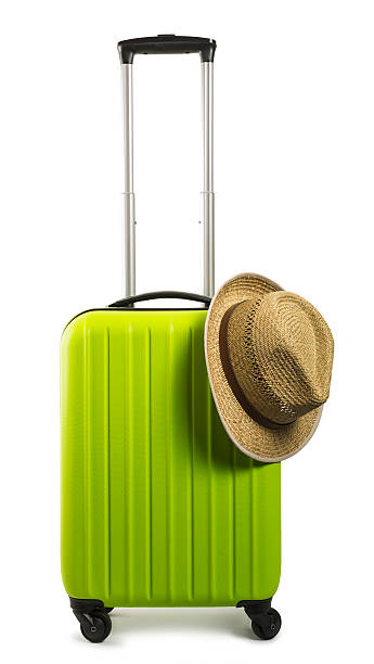 grüner reisekoffer mit strohhut isoliert auf weißem hintergrund - beach ideas stock-fotos und bilder