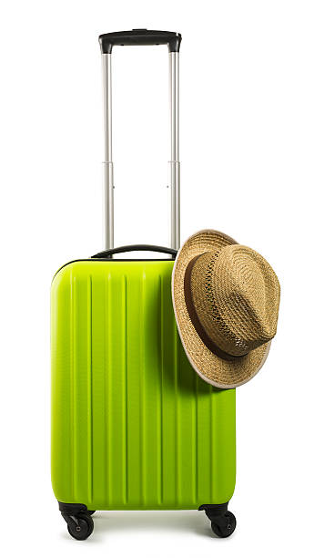 valigia da viaggio verde con cappello di paglia isolato su sfondo bianco - beach ideas foto e immagini stock