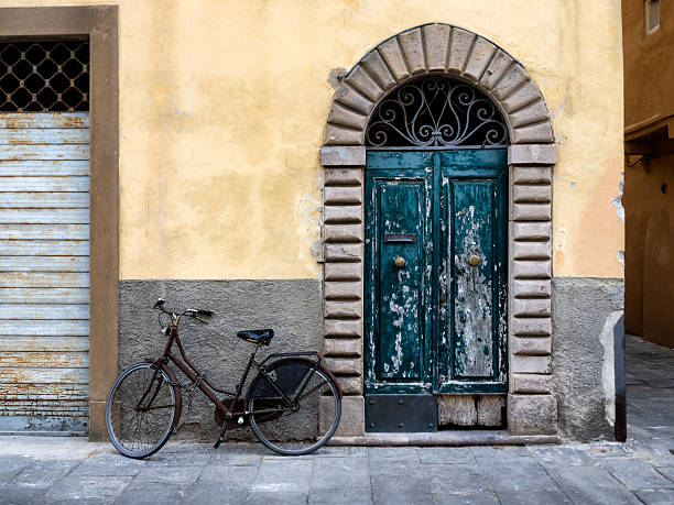 istock Fringed door and bike in Lucca 582295312